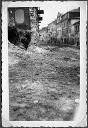 Album Alfred Brauchli, Teil 3/3, Ärzte- und Pflegermission des Schweizerischen Roten Kreuzes an der Ostfront, Winter 1942/1943: "Strasse im ehemaligen Ghetto in Lublin" - Personen durchsuchen Trümmer