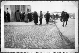 Album Alfred Brauchli, Teil 3/3, Ärzte- und Pflegermission des Schweizerischen Roten Kreuzes an der Ostfront, Winter 1942/1943: "Auf dem schwarzen Markt in Lublin"