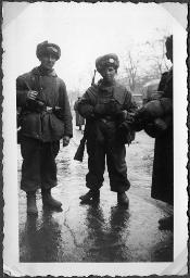 Album Alfred Brauchli, Teil 3/3, Ärzte- und Pflegermission des Schweizerischen Roten Kreuzes an der Ostfront, Winter 1942/1943: "Deutsche Soldaten unterwegs"