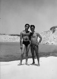 Ferienfoto von Werner Dietrich - rechts vermutlich Werner Dietrich - in Porto Empedocle, Agrigento, Sizilien, ca. 1950-1965
