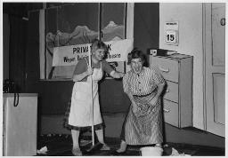 Foto aus Nachlass von Werner Dietrich - Sketch an Herbstfest im "Kreis" - zwischen 1949-1965