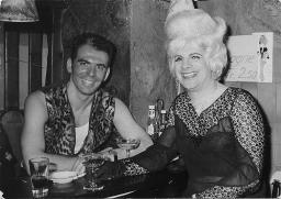 Werner Dietrich als Transvestit (rechts) an Fasnacht im Barfüsser - um 1960