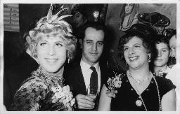 Werner Dietrich als Transvestit (rechts) an Fasnacht im Barfüsser - um 1960