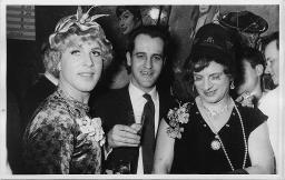 Werner Dietrich als Transvestit (rechts) an Fasnacht im Barfüsser - um 1960