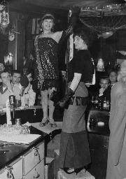Werner Dietrich als Transvestit (oben)  an Fasnacht im Barfüsser - um 1960