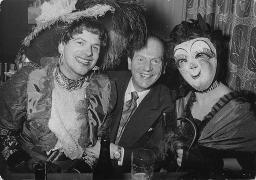 Werner Dietrich als Transvestit (links) an Fasnacht im Barfüsser - um 1960
