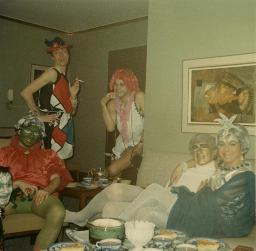 Foto aus Nachlass von Werner Dietrich - Fasnacht bei Bruno Hotz, Färberstrasse 30,  Röbi Rapp (rechts), Philipp Vialatte (2.v.r.), Coni Zuppiger (links) - ca. 1965