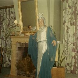 Foto aus Nachlass von Werner Dietrich - Fasnacht bei Bruno Hotz, Färberstrasse 30, Werner Dietrich, "tauschen war damals üblich", im Kostüm von Röbi Rapp - ca. 1965