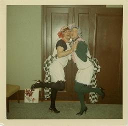 Foto aus Nachlass von Werner Dietrich (links) - Fasnacht bei Bruno Hotz (rechts), Färberstrasse 30, ca. 1965