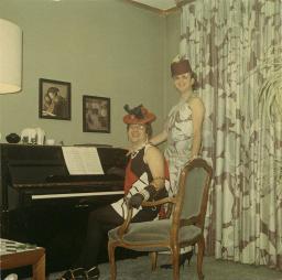 Foto aus Nachlass von Werner Dietrich (links) - Fasnacht bei Bruno Hotz (rechts), Färberstrasse 30, ca. 1965