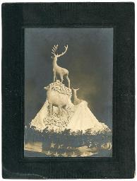 Drei Hirschskulpturen auf einer (Salz?)Skulptur, unten die US-amerikanischen Flagge, um 1920