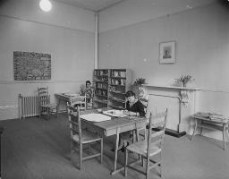Schreibzimmer, zwei Frauen lesend an Tischen sitzend, um 1950