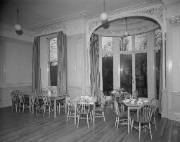 Speisesaal mit Tischen und Stühlen, um 1950