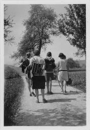 "Neues Töchterheim Zürich, auf der Wanderung", Fünf Personen beim Wandern, um 1950