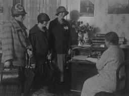 Mitarbeiterin der Freundinnen junger Mädchen (3. v.l.) bei einem Vermittlungsgespräch, um 1930