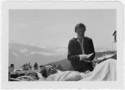 Eine Frau draussen stehend, eine Frau liegend, um 1950