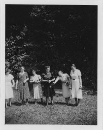 "Sonntagsvereinigung Zürich", sechs Frauen auf einer Wiese stehend und ein Spiel spielend, um 1950