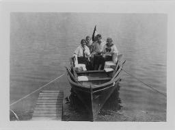 "Sonntagsvereinigung": Vier Frauen auf einem Ruderboot sitzend, um 1950