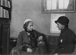 "Im Bahnhofsstübli Chiasso", zwei Frauen auf einer Couch sitzend, um 1930