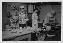 Sechs Frauen in der Küche backend, um 1930