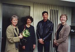 Schlüsselübergabe Verein Compagna an Frauenhold AG, drei Frauen und ein Mann, links Helen Gucker-Vontobel (Präsidentin) und rechts J. Wyss (Verwaltungsrätin), 2. Mai 2000