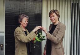 Schlüsselübergabe Verein Compagna an Frauenhold AG, zwei Frauen Helen Gucker-Vontobel (Präsidentin) und J. Wyss (Verwaltungsrätin), 2. Mai 2000