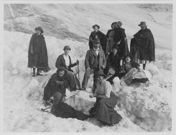 Gruppenporträt, mehrere Frauen, Männer und Kinder im Schnee in den Bergen, um 1920