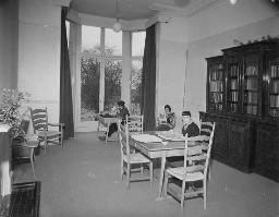 Schreibzimmer, drei Frauen auf Stühlen sitzend beim Lesen, um 1950