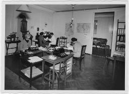 "Zentralstelle" Vier Frauen an Tischen arbeitend, Bern, um 1950