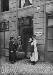 Fünf Frauen vor der Töchterpension Marthahaus stehend, Zürich, um 1910