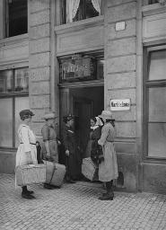 Fünf Frauen vor der Töchterpension Marthahaus stehend, Zürich, um 1910
