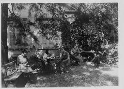 "Pension Stadelhofen" Sieben Frauen im Garten sitzend, Zürich um 1930
