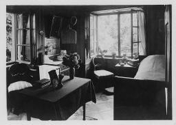 "Töchterpension Stadelhofen", Zimmer mit Bett, Tisch, zwei Stühlen, Nachttisch und Kommode, Zürich, um 1930