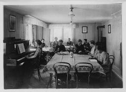 Frauen nähen, lesen und spielen Klavier (Töchterpension Stadelhofen, Zürich?), um 1930