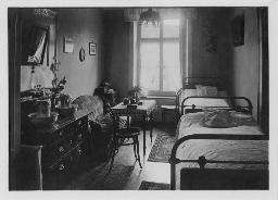 "Töchterpension Stadelhofen", Zimmer mit zwei Betten, zwei Stühlen, Tisch, Sofa und zwei Kommoden, Zürich, um 1930