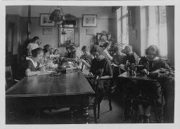 Frauen bei Näharbeiten in einem Raum, um 1930