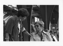 Zwei Frauen miteinander sprechend, eine Frau der SOS Bahnhofhilfe, um 1990