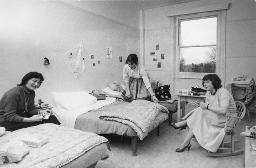 Drei Frauen in einem Zimmer vermutlich in einem "Freundinnen junger Mädchen"-Heim, um 1960