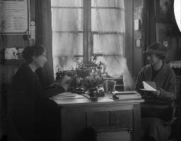 "Ausreiseberatung", Zwei Frauen in einem Raum der "Freundinnen junger Mädchen " an einem Tisch sitzend, um 1930