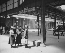 "Bahnhofswerk Zürich", drei Frauen am Bahnhof stehend, um 1930