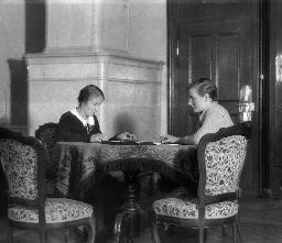 Zwei Frauen an einem Tisch sitzend und ein Brettspiel spielend, um 1950