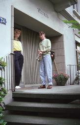 Töchterpension Mainau, Zürich, zwei Frauen vor dem Haus "Mainau" stehend, um 1980