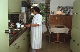 Töchterpension Mainau, Zürich, eine Frau in der Küche stehend beim Kochen, um 1980