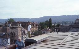 Zwei Personen auf Dachterrasse, Haus "Mainau", Zürich, ca. 1975