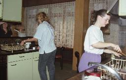 Zwei Frauen beim Abwaschen im Haus "Mainau", Zürich, ca. 1975