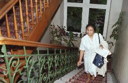 Töchterpension Mainau, Zürich, Frau im Treppenhaus, um 1980