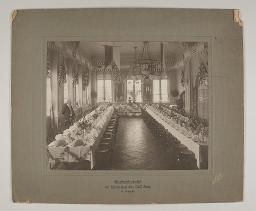 "Hochzeitstafel im Speisesaal des Café Spitz, A. Voegelin", an der Wand Basler Fahnen und Schweizerkreuze; auf dem gedeckten Tisch einige Fahnen, darunter die USA und Grossbritannien, um 1920