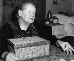 Frau J. F. - Vorlage für die Bebilderung eines Prospekts zum Thema Armut?