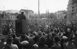 Otto Schütz als Redner an der Malerstreik-Kundgebung auf dem Helvetiaplatz, 15. Mai 1953, Zürich