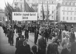 1. Mai-Umzug: Marsch des "Arbeiter-Jugend-Kartell Zürich" mit Fahnen